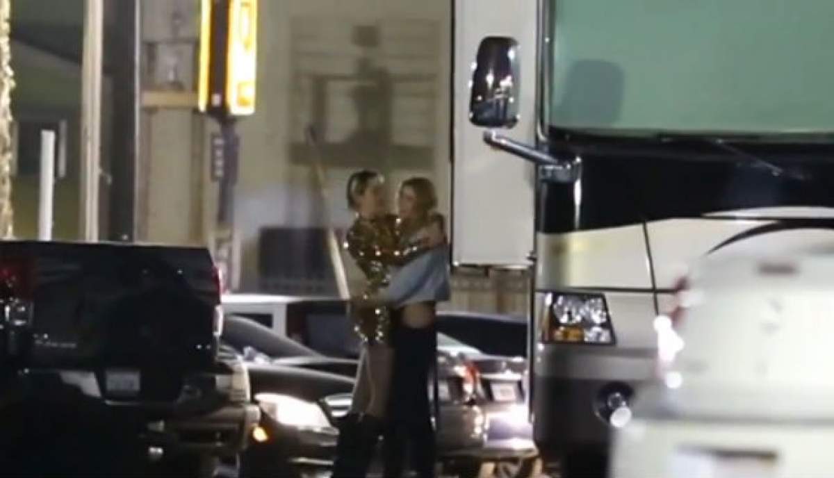 VIDEO/ Miley Cyrus, sărut pasional cu o femeie într-o parcare! Ce a urmat este INTERZIS MINORILOR