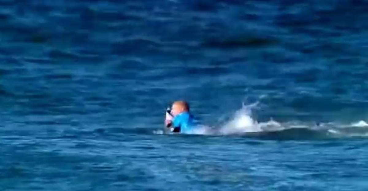VIDEO / A văzut moartea cu ochii! Un surfer s-a luptat cu doi rechini, ÎN DIRECT
