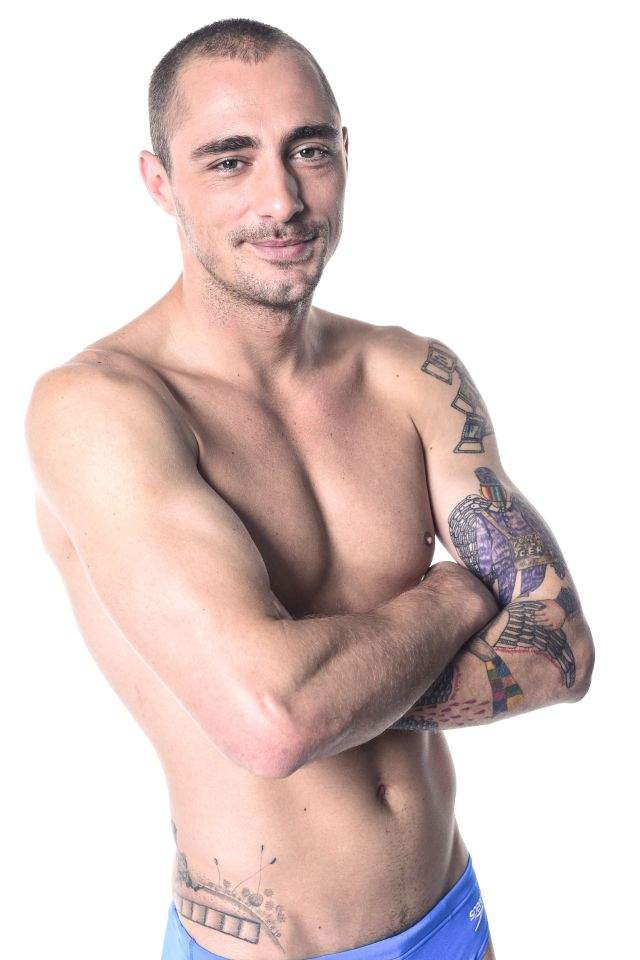 Iată cu ce tatuaje „defilează” concurenții de la „Splash!”: steluțe, cruci, coroane, scorpioni, flori exotice