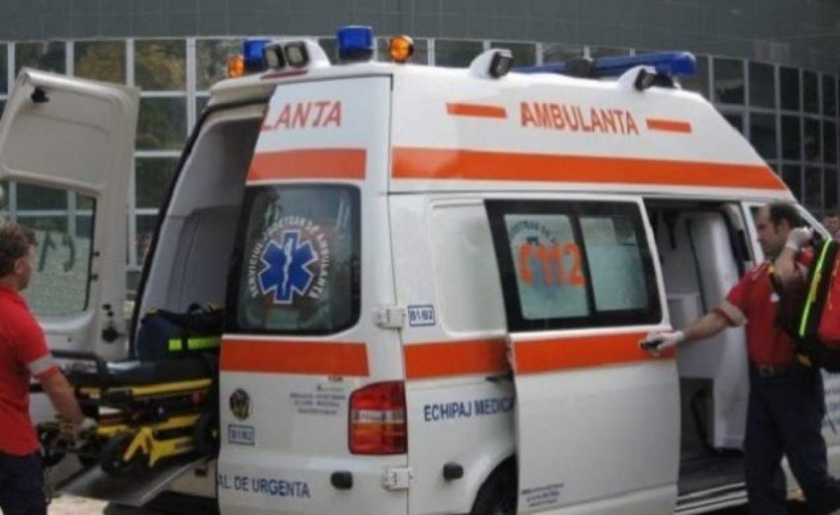 Accident în Bucureşti! O ambulanţă a fost lovită de un autoturism pe Calea Moşilor. Asistenta este rănită