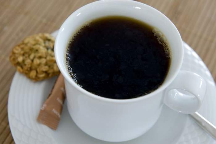 ÎNTREBAREA ZILEI - VINERI: Ce poţi să păţeşti dacă bei cafea pe caniculă?