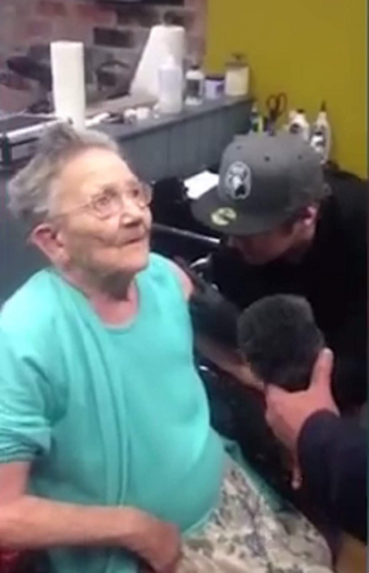VIDEO / Uluitor! O bătrână de 79 de ani a fugit de la azil ca să-şi facă primul ei tatuaj