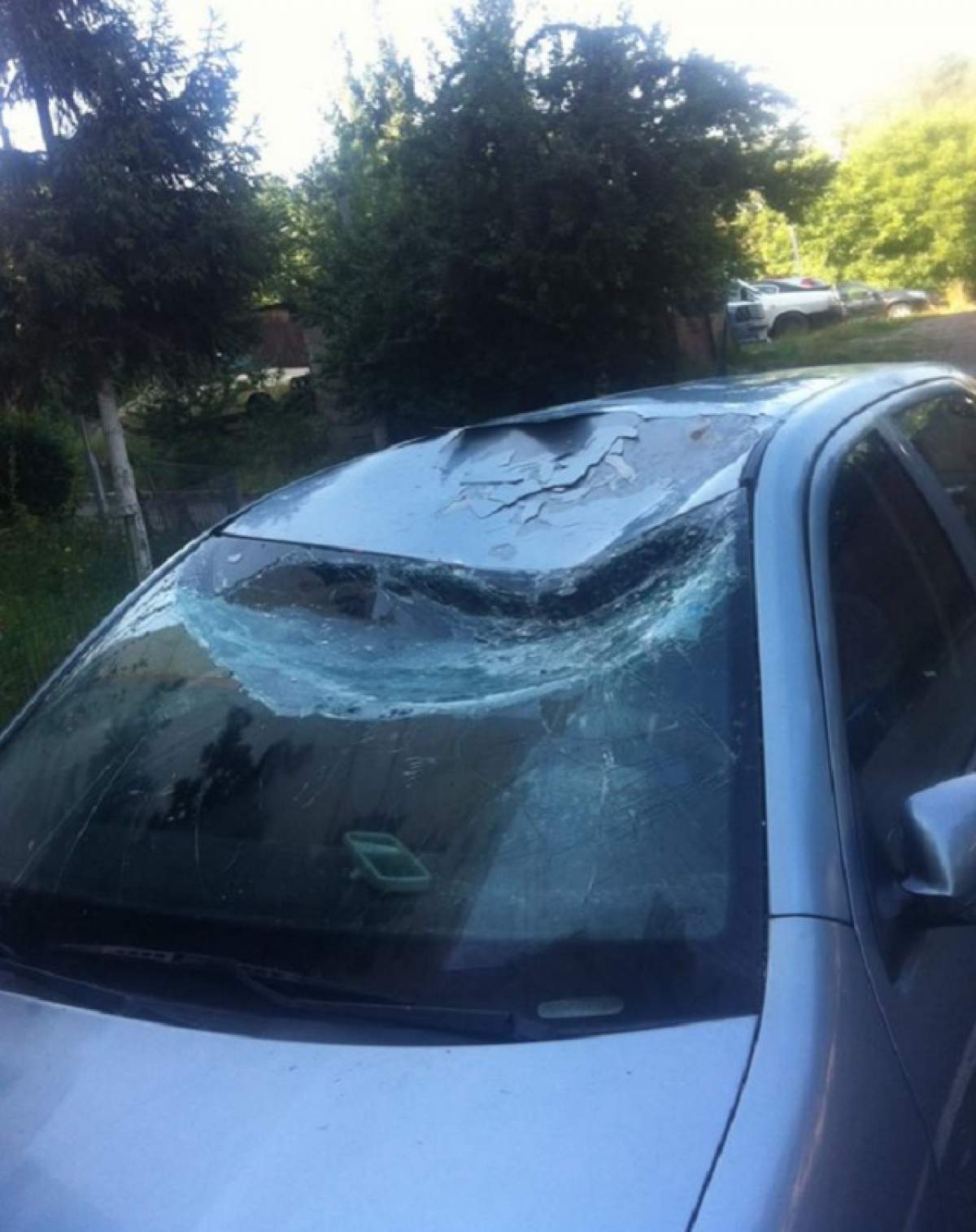 O maşină a fost aproape distrusă de un "pepene zburător"! Proprietara a rămas şocată când a mers în parcare