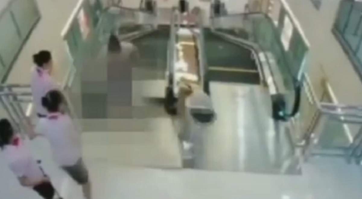 VIDEO / Imagini cutremurătoare! O femeie a fost ucisă de scările rulante dintr-un mall