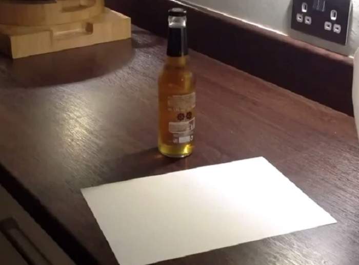 VIDEO / ÎNTREBAREA ZILEI - LUNI: Cum să deschizi o sticlă de bere cu o foaie de hârtie A4