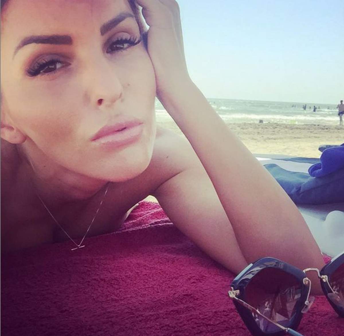 Denisa Nechifor a încins litoralul. Într-un costum de baie minuscul, blonda s-a fotografiat în poziţii incitante