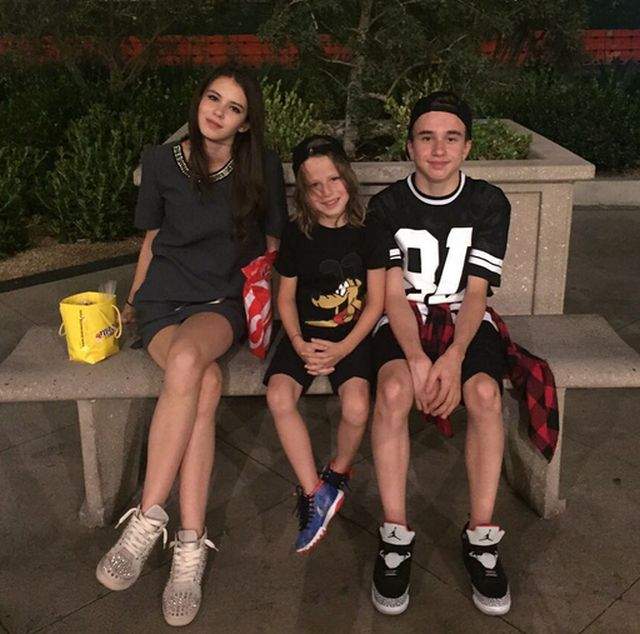 Iată cât de mare a crescut băieţelul lui Reghe şi al Aneimaria Prodan. Impresara sexy se mândreşte cu familia sa