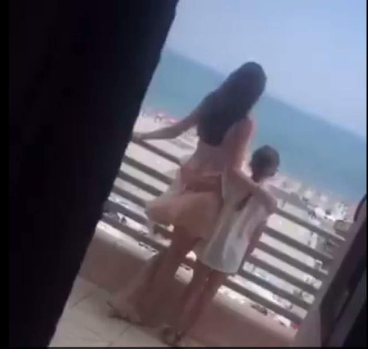 Monica Gabor s-a cazat la hotel de fiţe din Mamaia cu fiica şi sora sa. Imagini cu diva în costum de baie