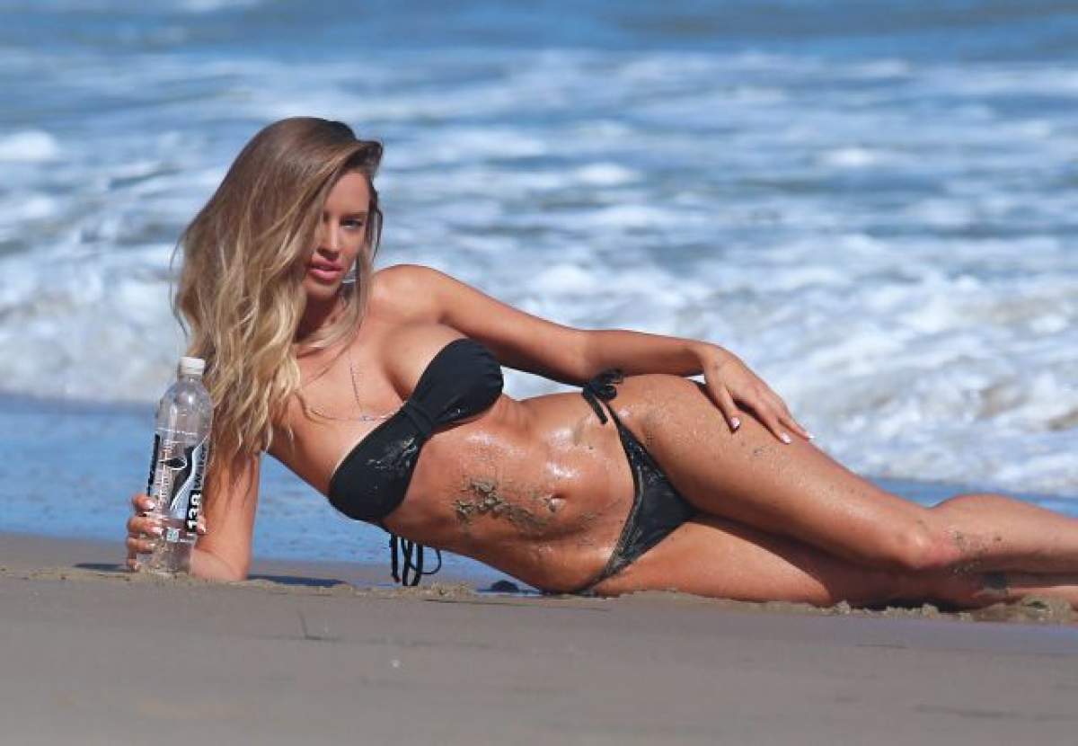 FOTO / Charlie Riina, şedintă foto incendiară! Iepuraşul Playboy şi-a arătat formele sexy la plajă!