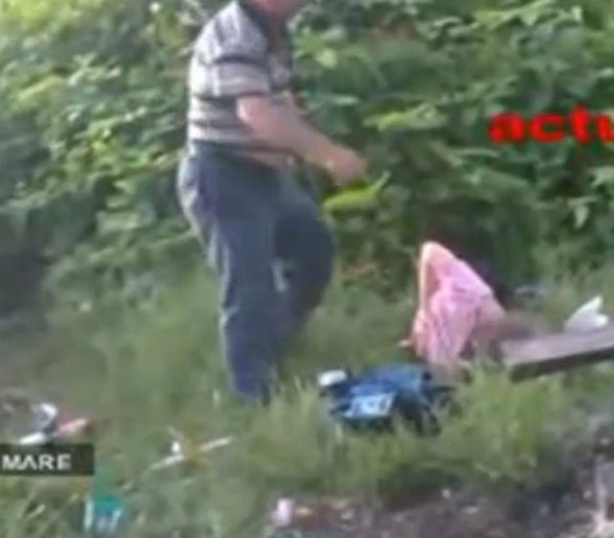 VIDEO / Scene greu de privit! O bătrână a fost lovită cu bestialitate în plină zi