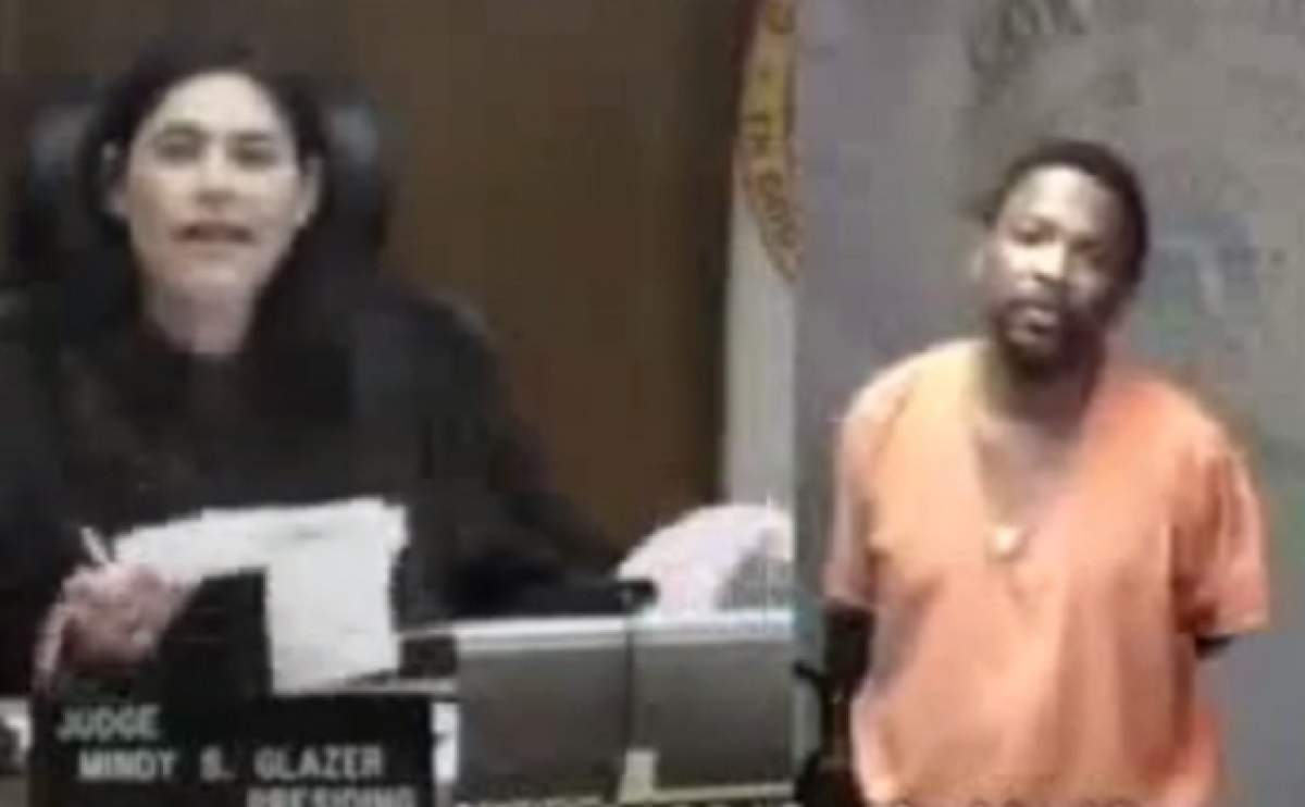 VIDEO / Reîntâlnire EMOŢIONANTĂ. Un judecător îl face să PLÂNGĂ în hohote pe un bărbat aflat în boxa acuzaţilor