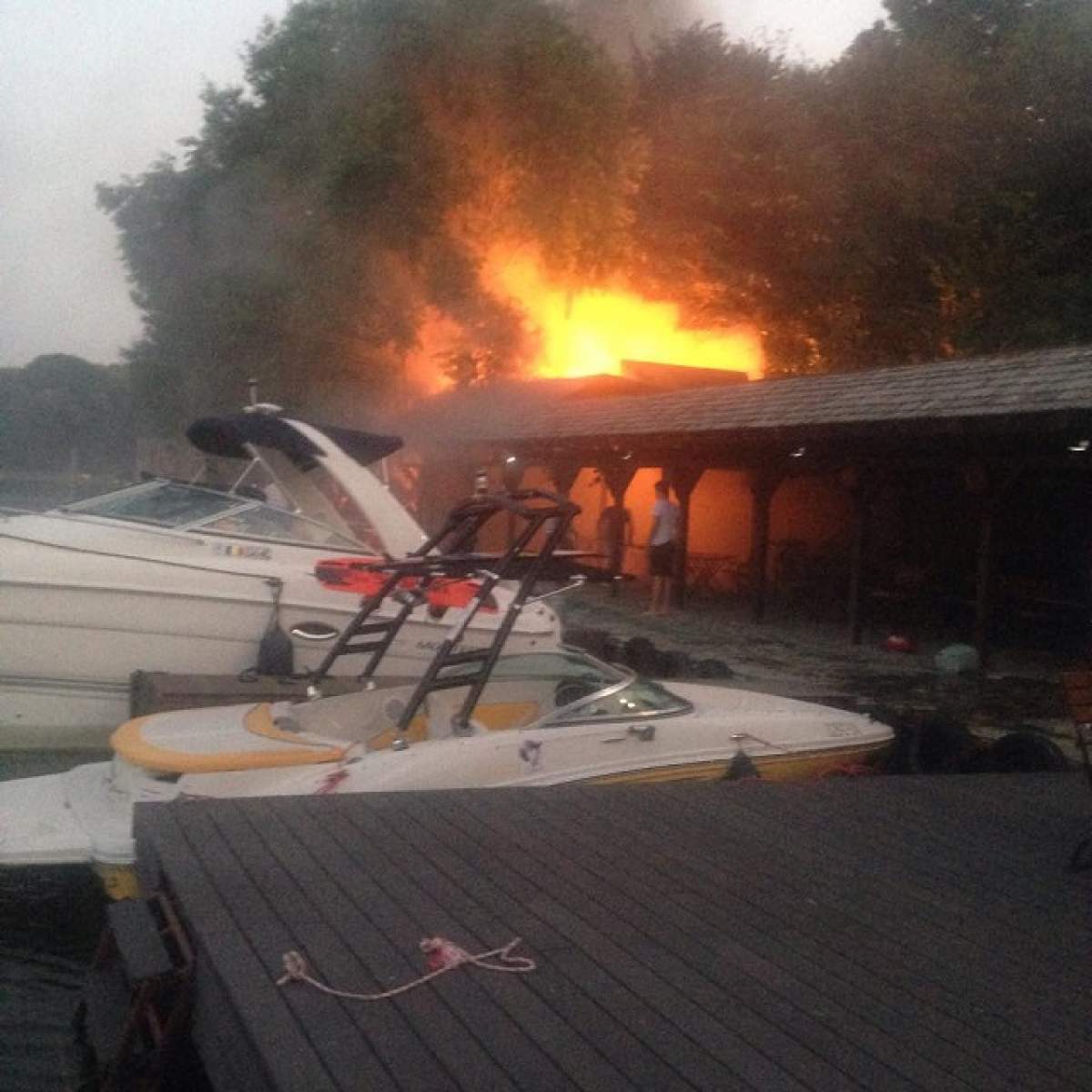 Momente de panică pe lacul Snagov! Un restaurant de fiţe a izbucnit în flăcări! Vica Blochina a fost de faţă