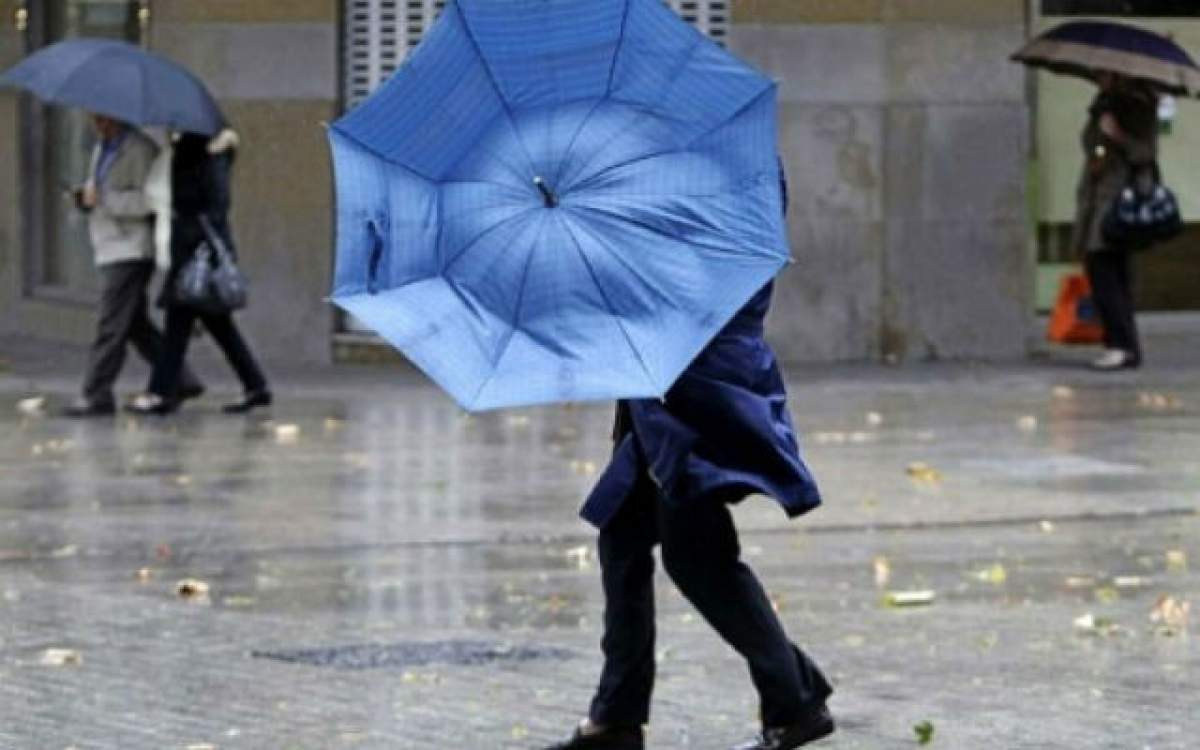 Nu îţi uita umbrela acasă! Meteorologii au emis noi atenţionări de furtuni