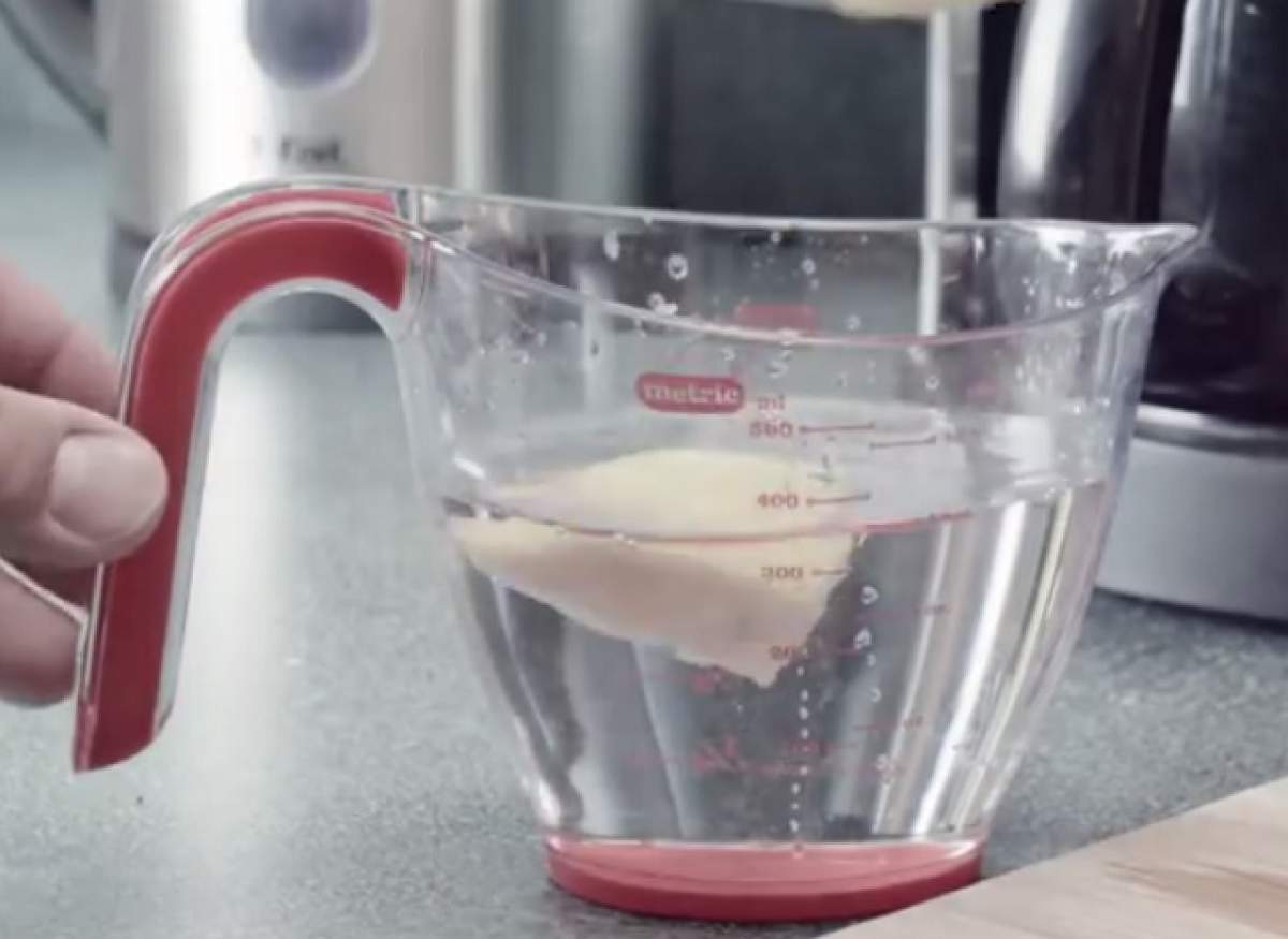 VIDEO / ÎNTREBAREA ZILEI - VINERI: Ce se întâmplă dacă bagi în cuptorul cu microunde apă cu lămâie?