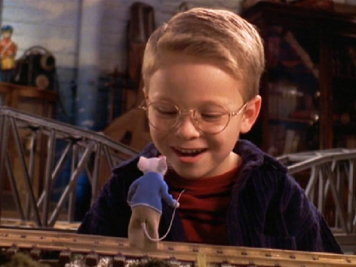 Îţi mai aduci aminte de puştiul firav şi cu ochelari din "Stuart Little"? Nu o să îţi vină să crezi ce bărbat cu muşchi este acum