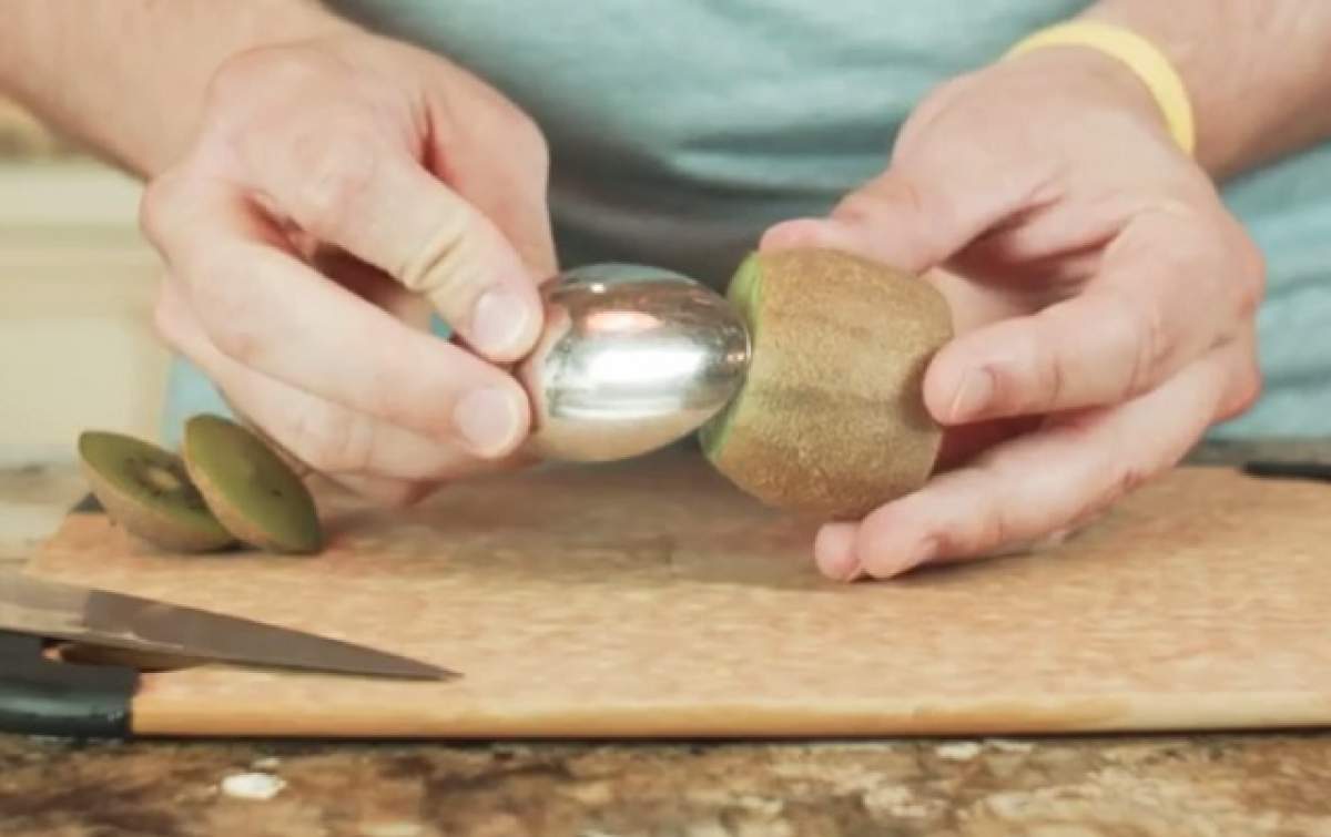 VIDEO / Ai făcut-o greşit până acum! Cum să cureţi un kiwi în 5 secunde?