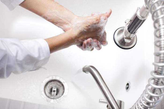 Tu te speli corect pe mâini? Cinci greşeli frecvente care te pun în pericol