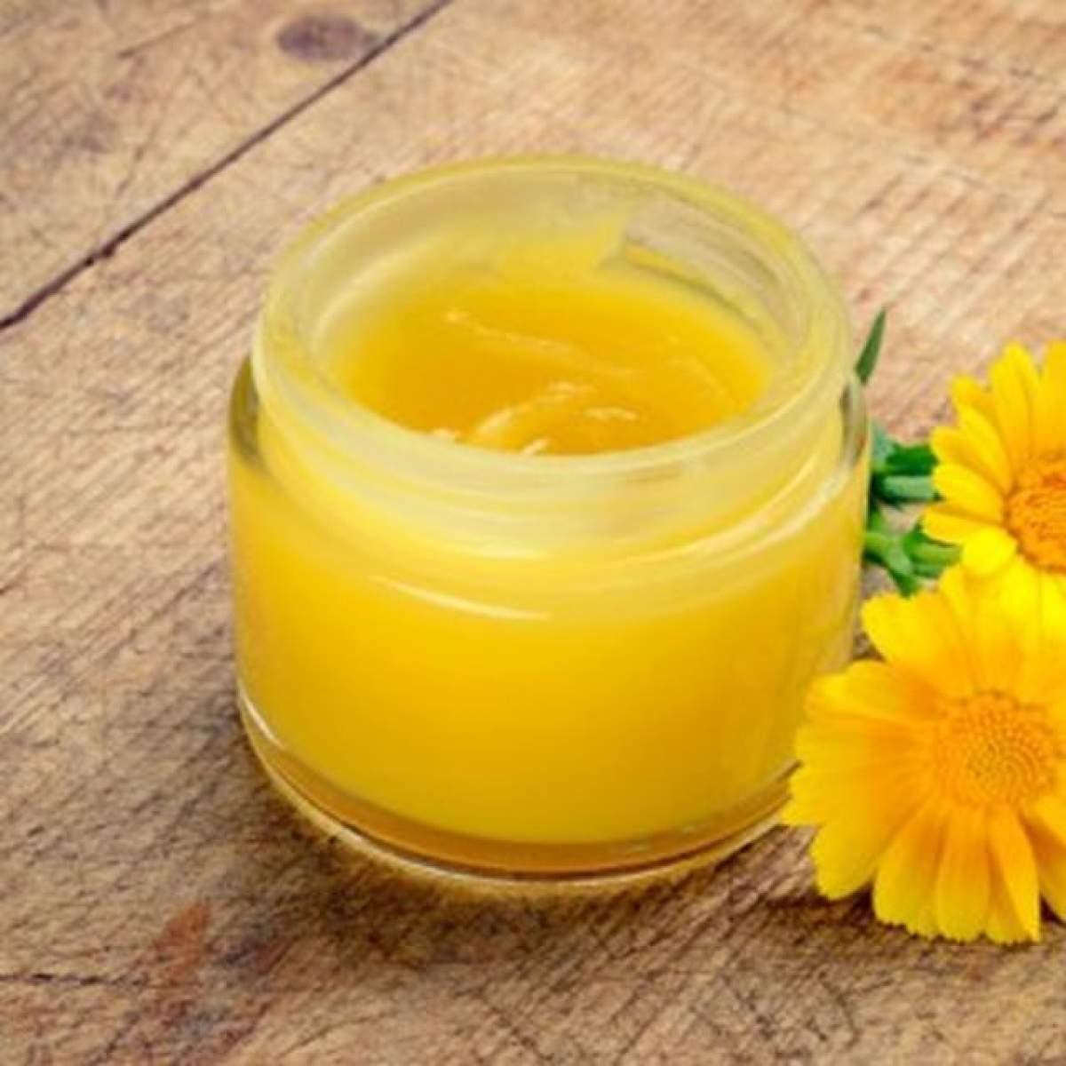 ÎNTREBAREA ZILEI: DUMINICĂ - De ce este crema de gălbenele un miracol pentru piele?