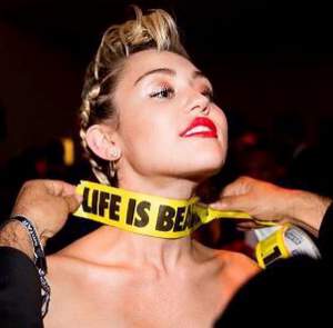 FOTO / Schimbare radicală de look. Miley Cyrus şi-a aplicat strasuri pe faţă