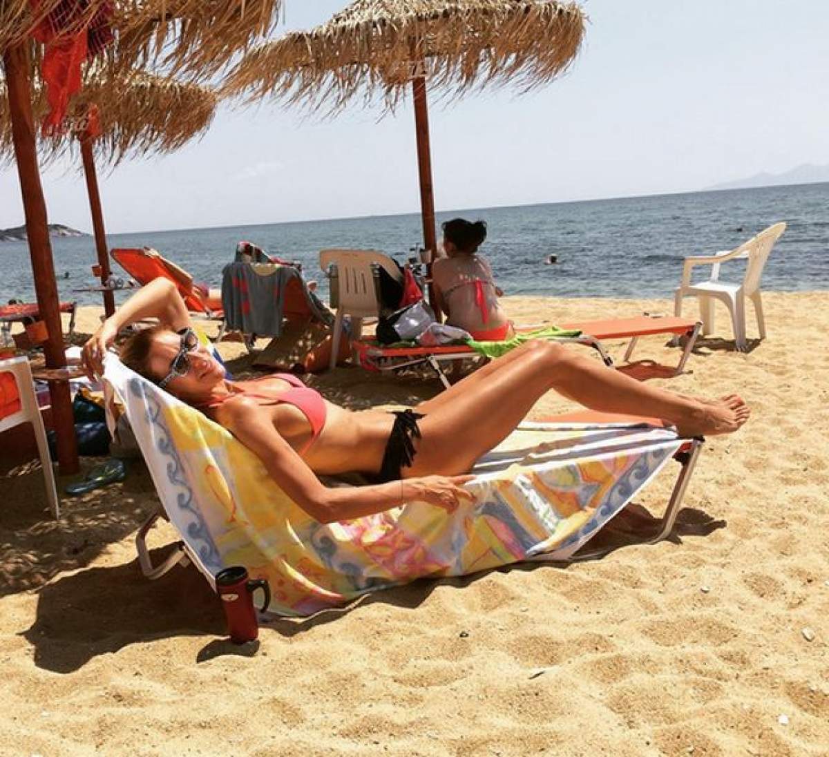 Roxana Ciuhulescu şi-a arătat părţile intime la plajă. Vedeta s-a pozat într-o ipostază de toată jena