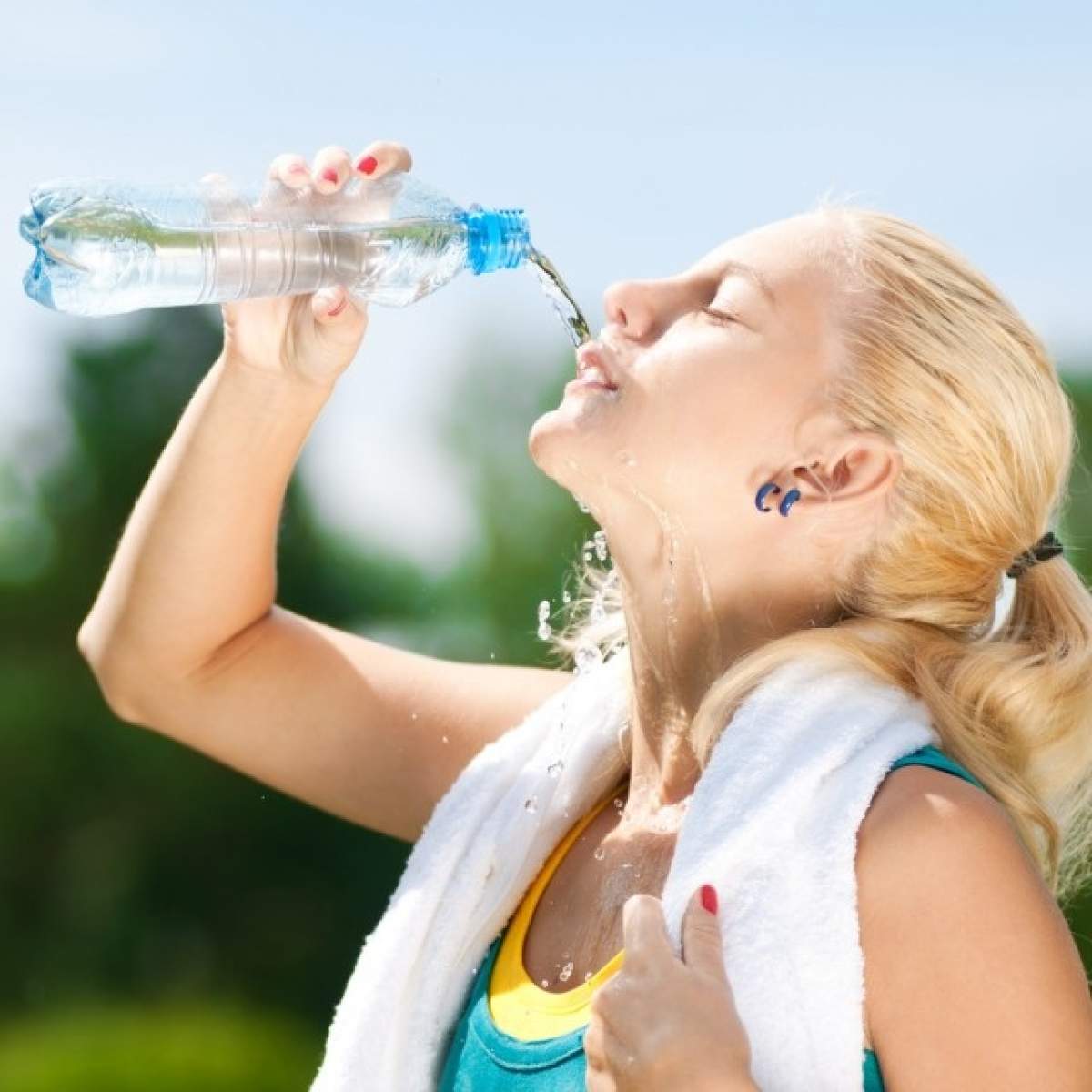 Bei apă minerală în timpul caniculei? Vezi la ce riscuri te expui