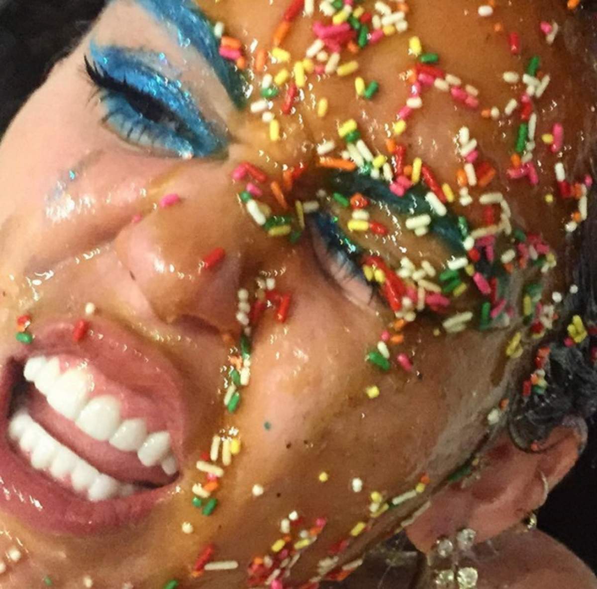 Miley Cyrus, topless! Cântăreaţa, goală şi în ipostaze intime cu o altă femeie