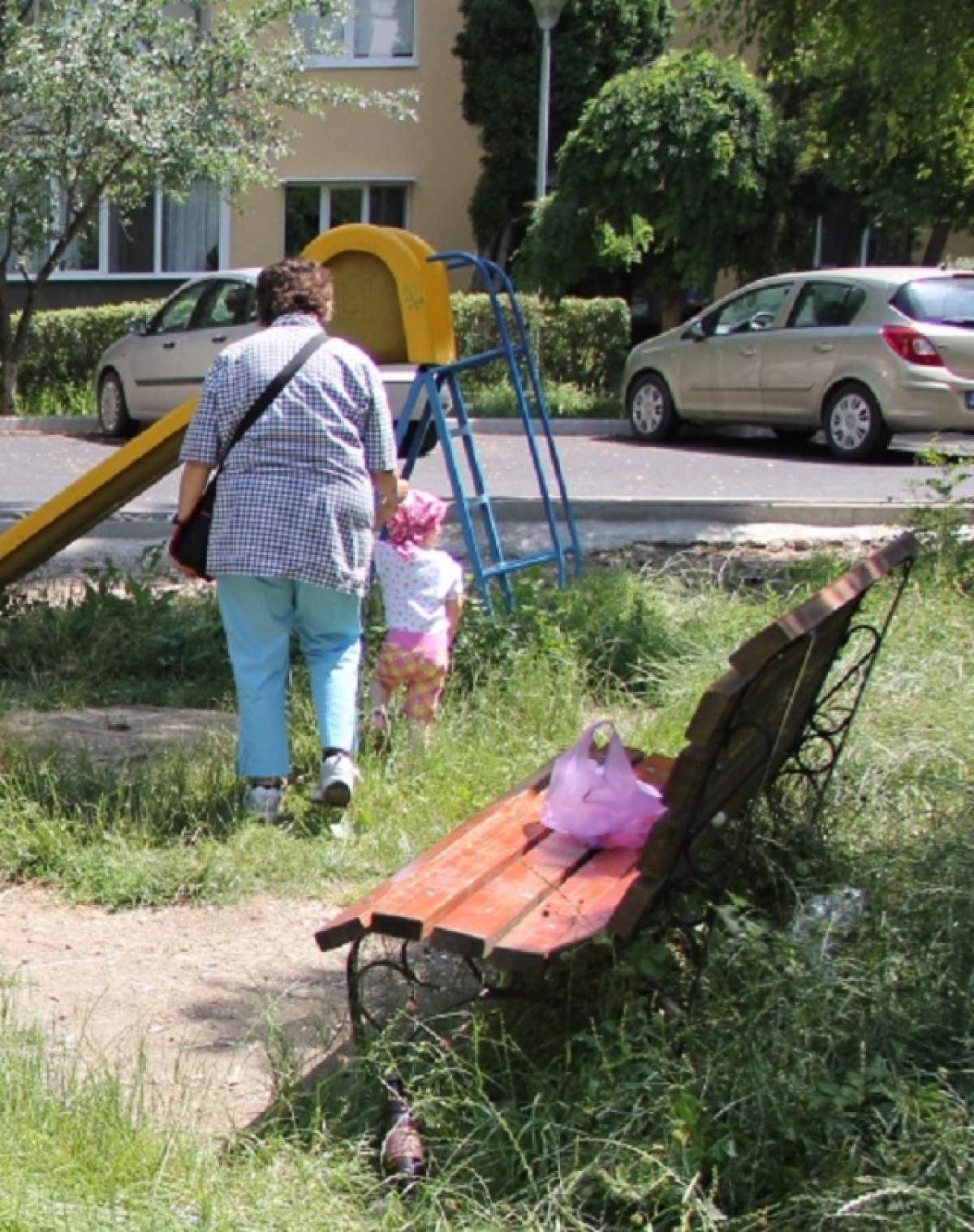 Scandalos! Bonă surprinsă în timp ce agresa un bebeluş de numai un an!