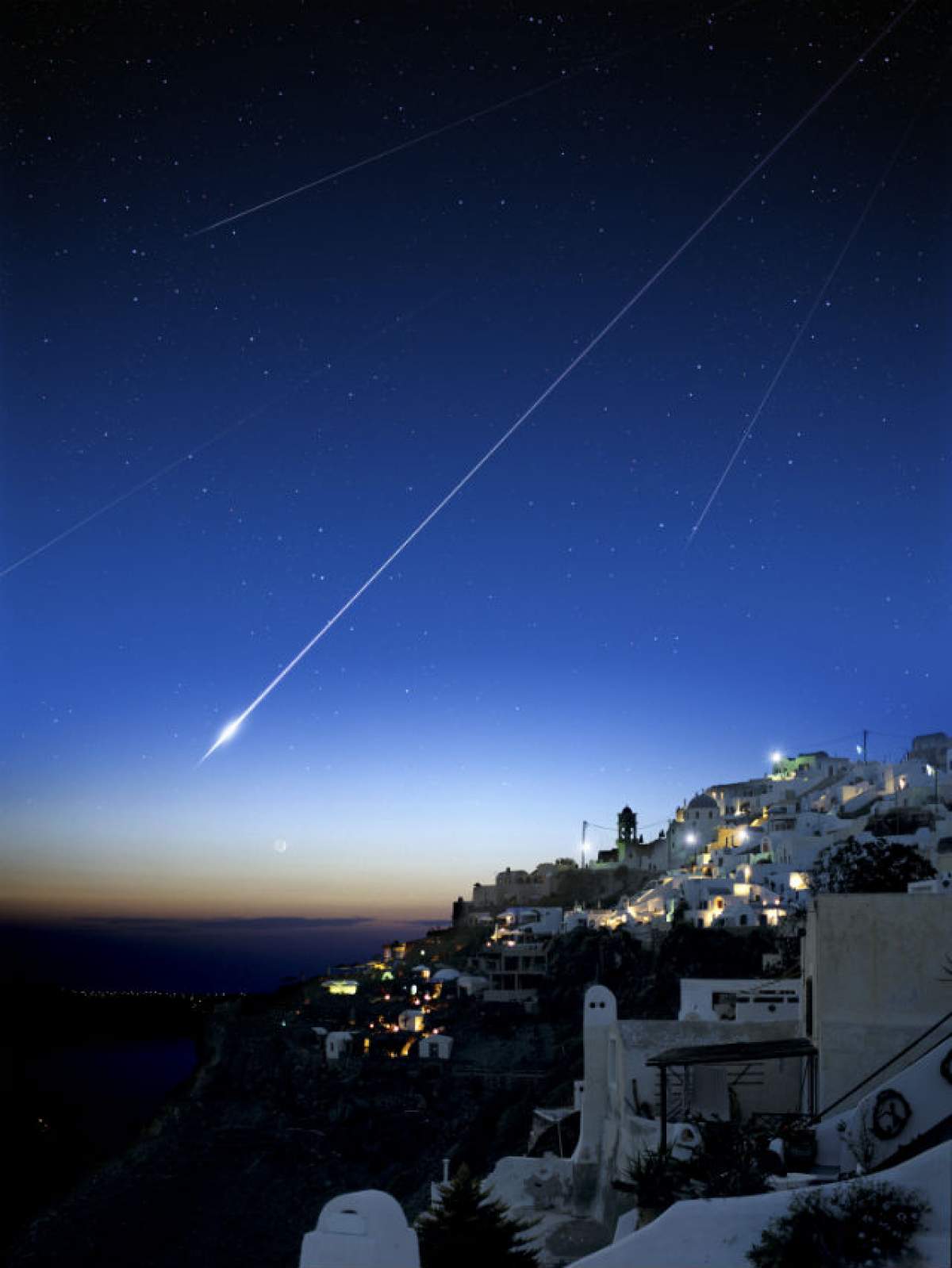 Spectacolul stelelor căzătoare! Cerul nopţii va fi luminat de 100 de meteori pe oră