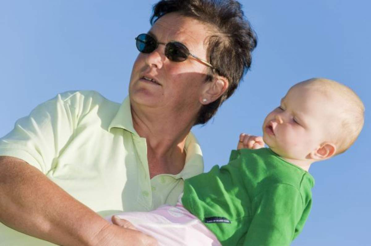 ATENŢIE PĂRINŢI! Arsurile solare la copii sub 7 ani cresc riscul de cancer cu 75%
