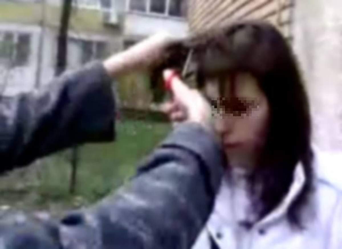 VIDEO / Tânără bătută, tunsă şi umilită de adolescenţi, în plină stradă! Oamenii au rămas şocaţi: "Ce se întâmplă în țara asta? E posibil aşa ceva?"