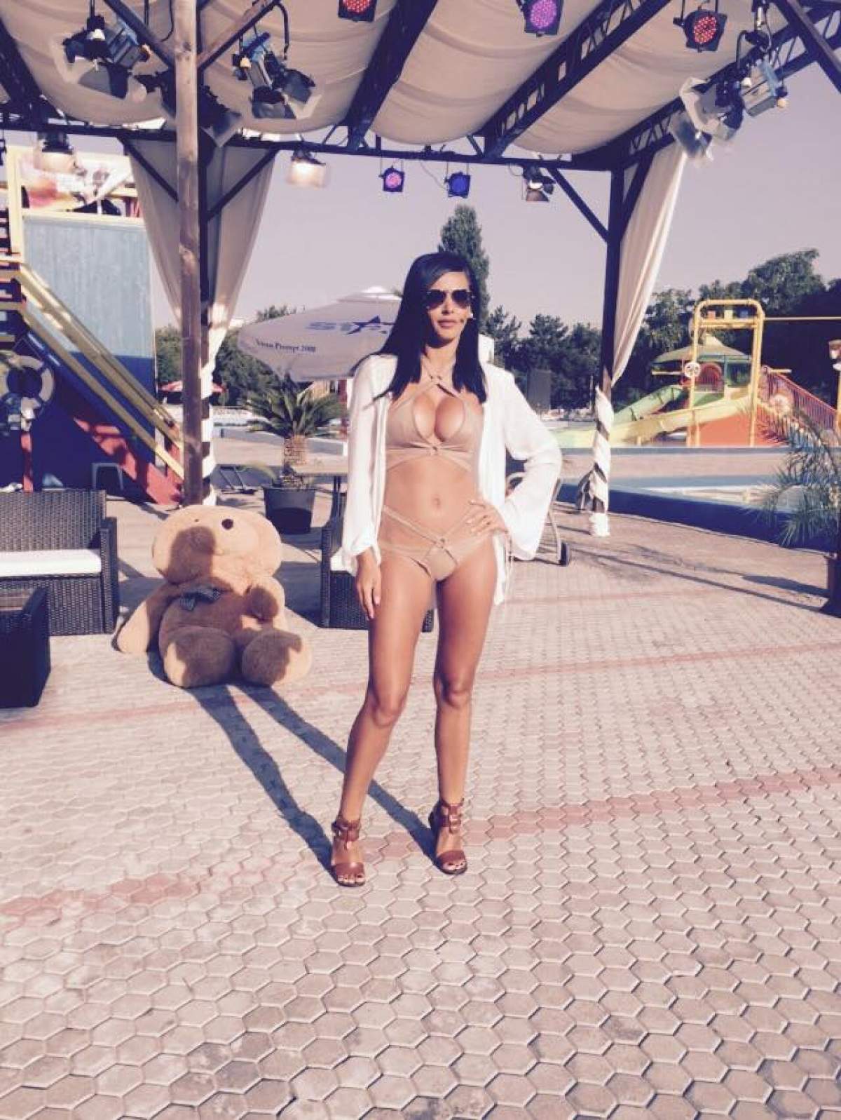 A dansat cu foc, iar sânii au ieşit din sutien! Raluca Dumitru a înnebunit audienţa masculină cu aceste imagini