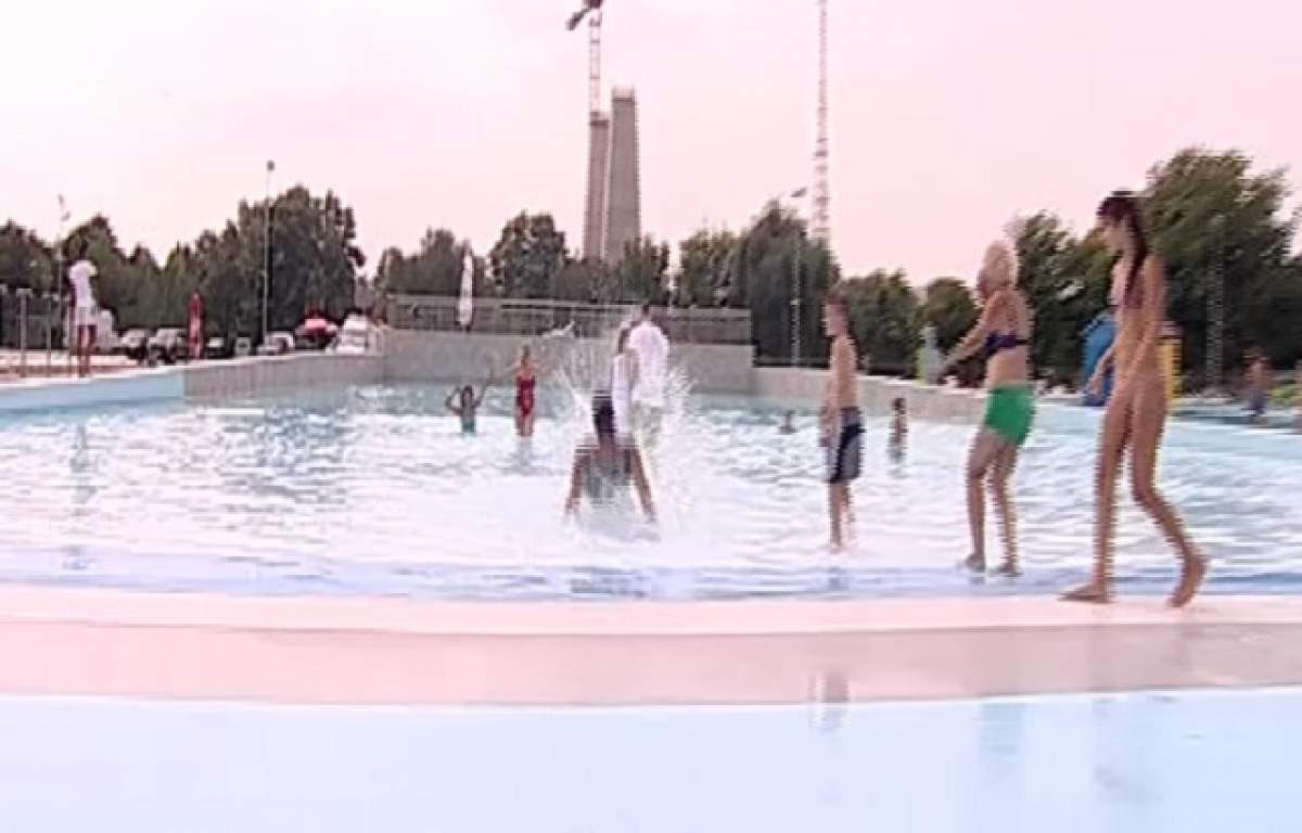 VIDEO / A căzut ÎN DIRECT! Un manelist cunoscut a alunecat în piscină şi s-a lovit la spate