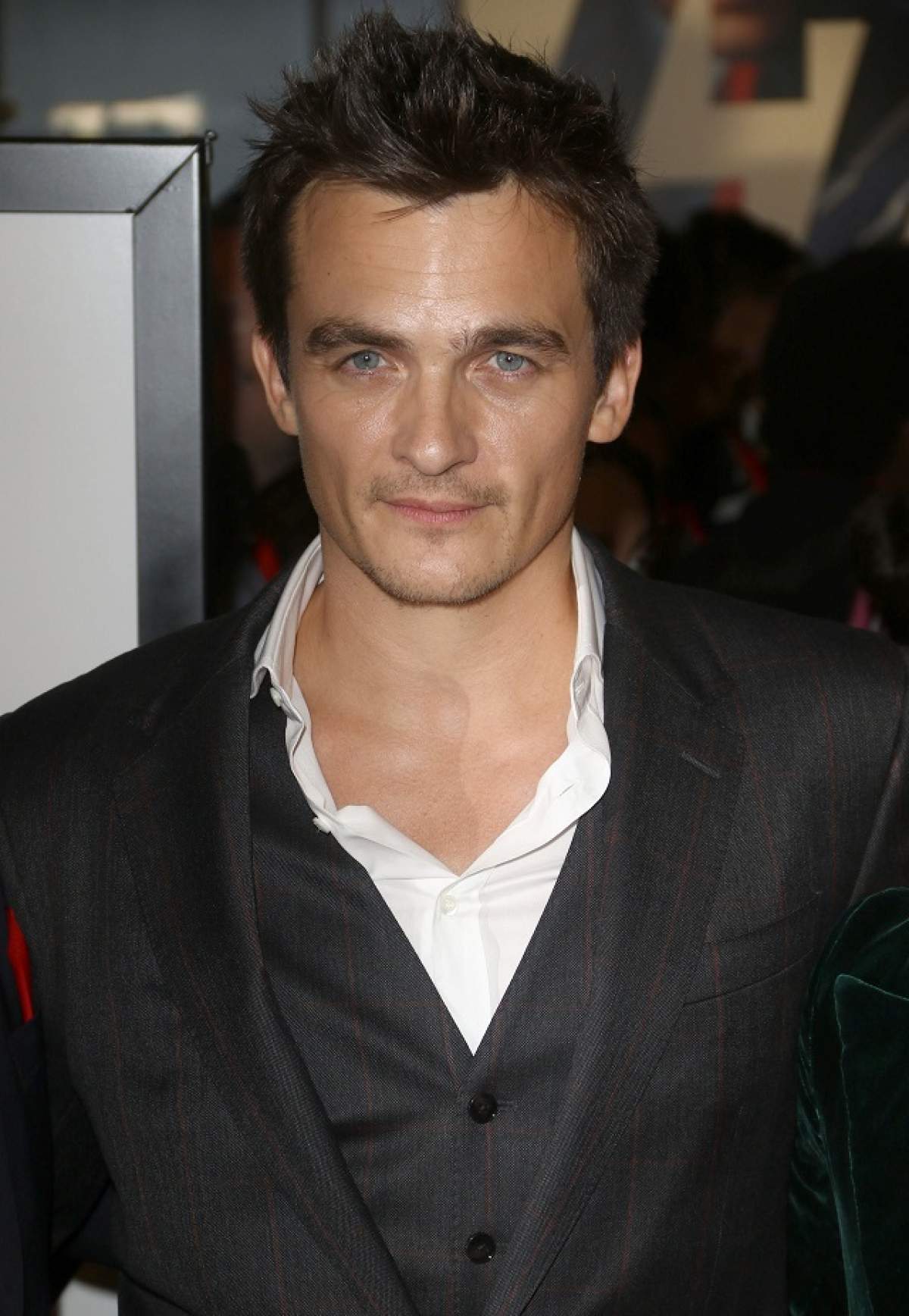 Alarmă pe platoul de filmare! Rupert Friend s-a împuşcat în cap