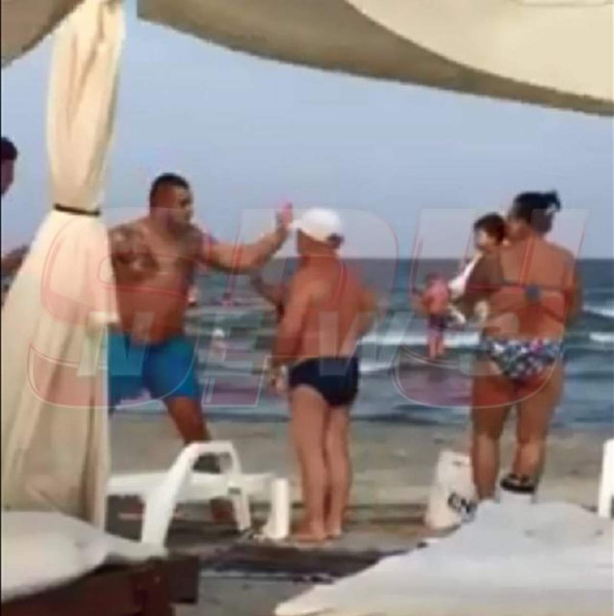 VIDEO SCANDALOS / De ce a fost bătută o pensionară de o "gorilă" care păzea o plajă de fiţe din Mamaia! Reacţia martorilor este incredibilă!