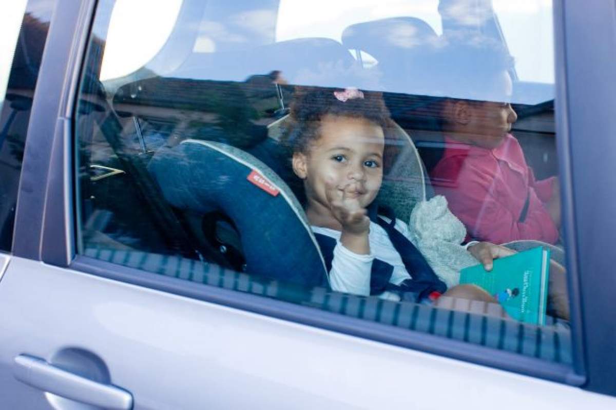 Obiceiul periculos pe care 90% din părinții îl fac cu copiii în mașină