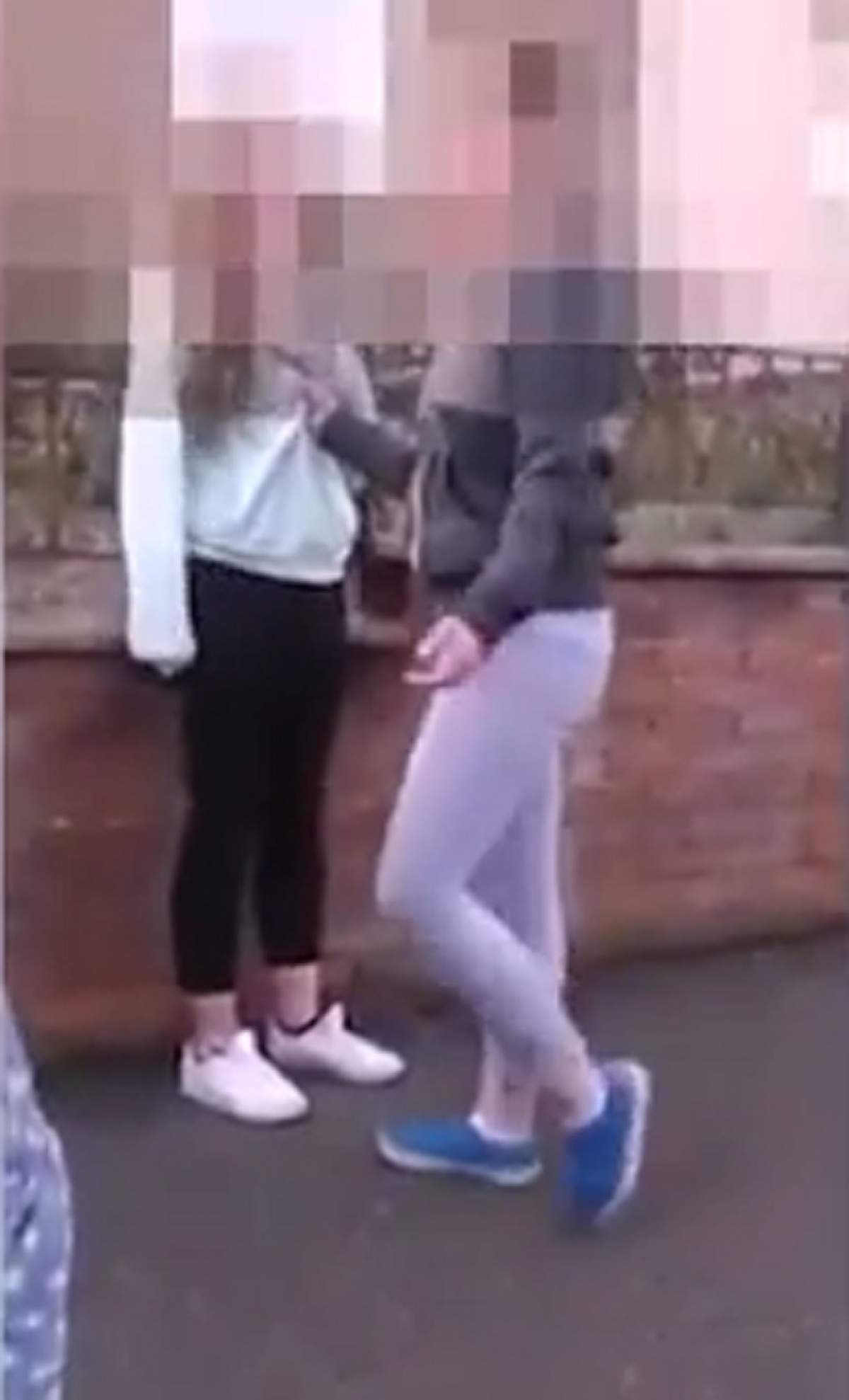 VIDEO / Imagini cu puternic impact emoţional! O adolescentă este bătută şi dată cu capul de asfalt de o colegă de şcoală