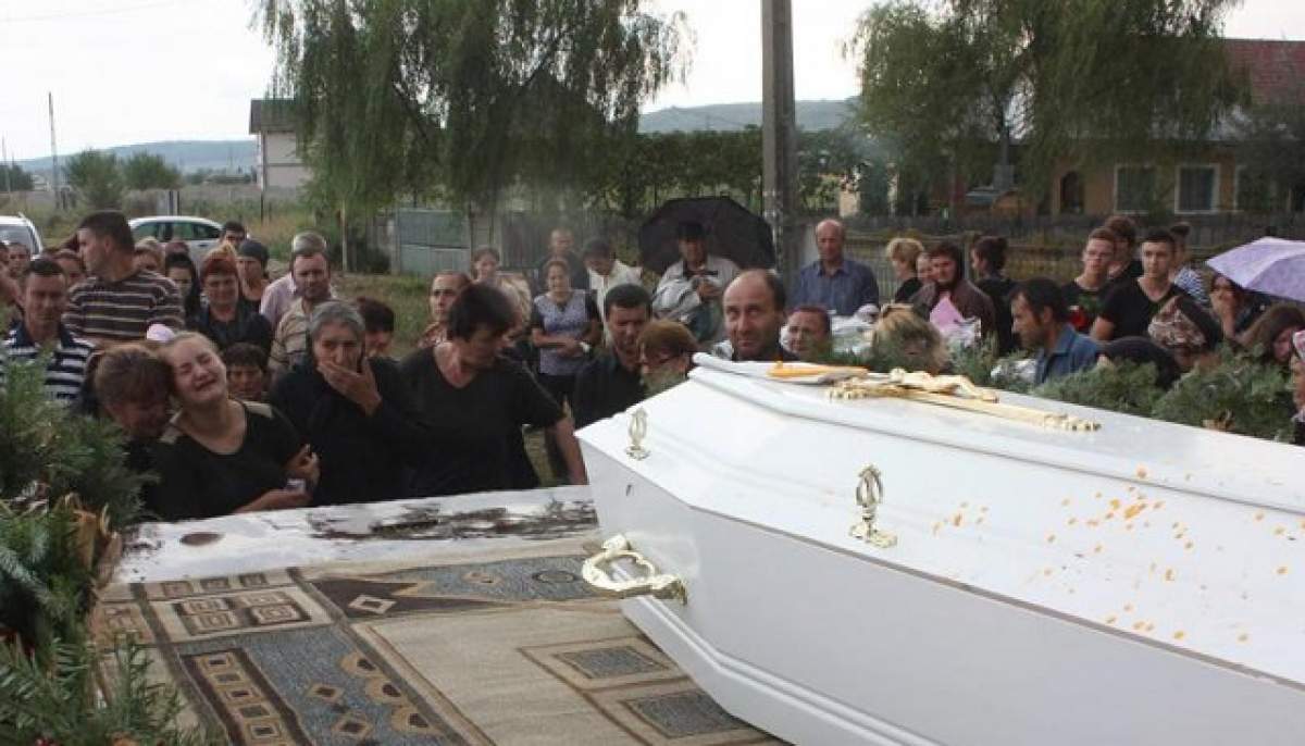 Acuzaţii grave la înmormântarea fetei care a fost mâncată de câini într-un parc din Craiova!