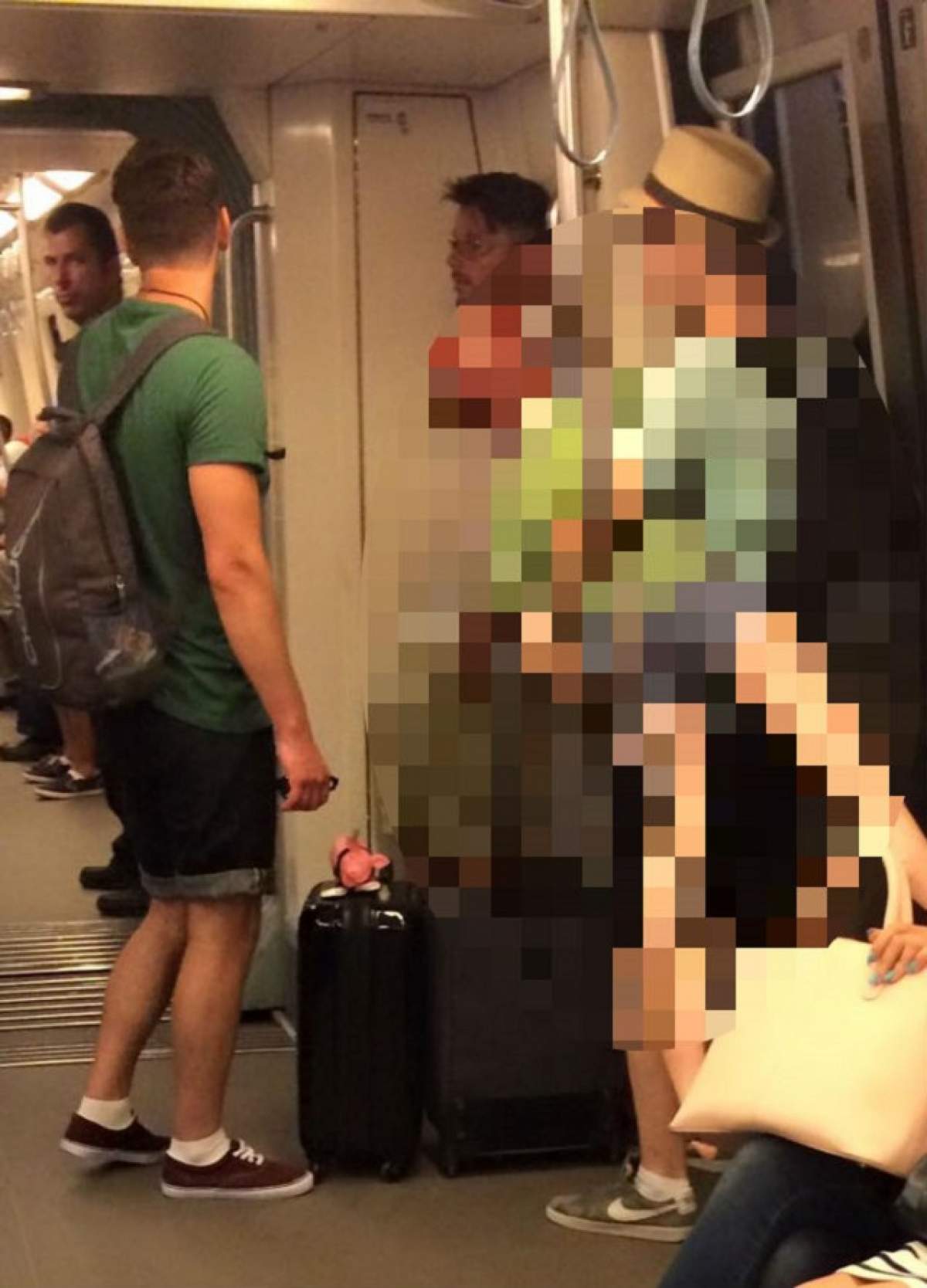 Un student s-a mutat din cămin, dar nu a uitat să-şi ia cu el jucăriile sexuale! Toată lumea din metrou s-a uitat la el