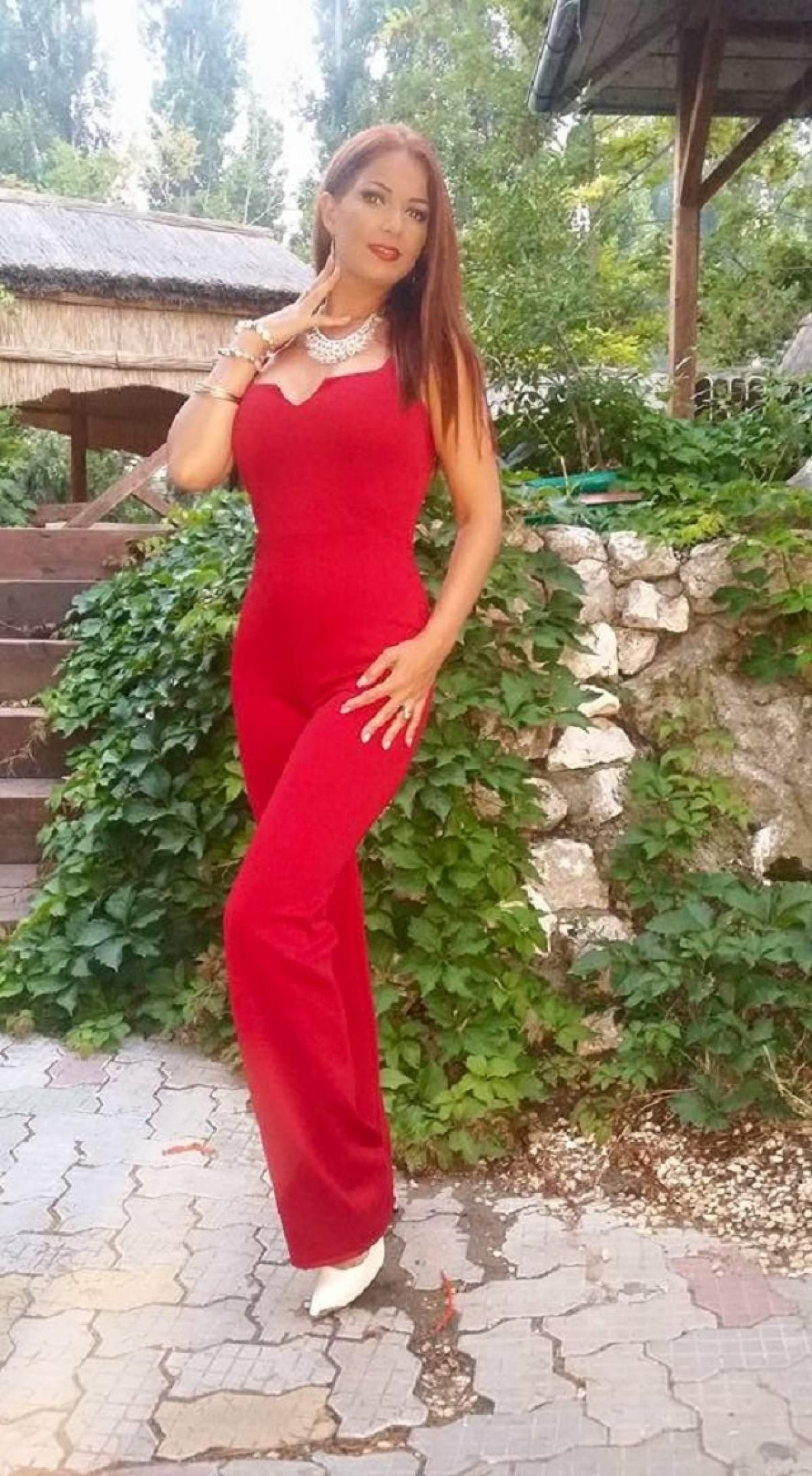 Deea Maxer a slăbit, dar n-a scăpat de burtică! Cântăreaţa, cu celulita şi şunculiţele pe plajă