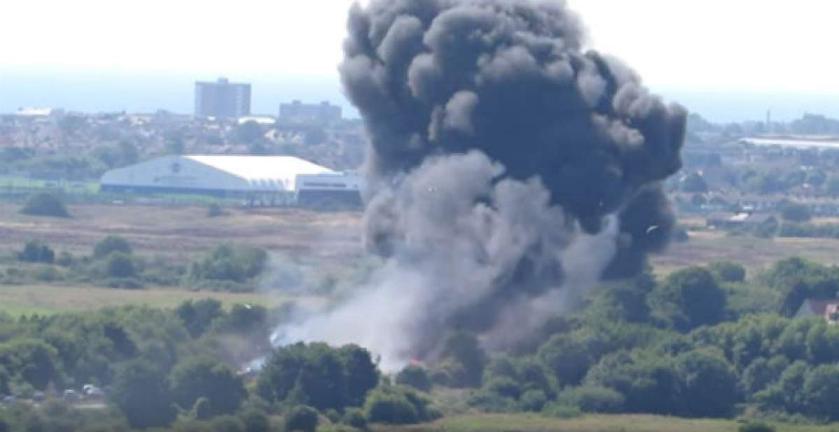 VIDEO / Un avion s-a prăbuşit pe autostradă! 7 morţi! Atenţie, imagini şocante!