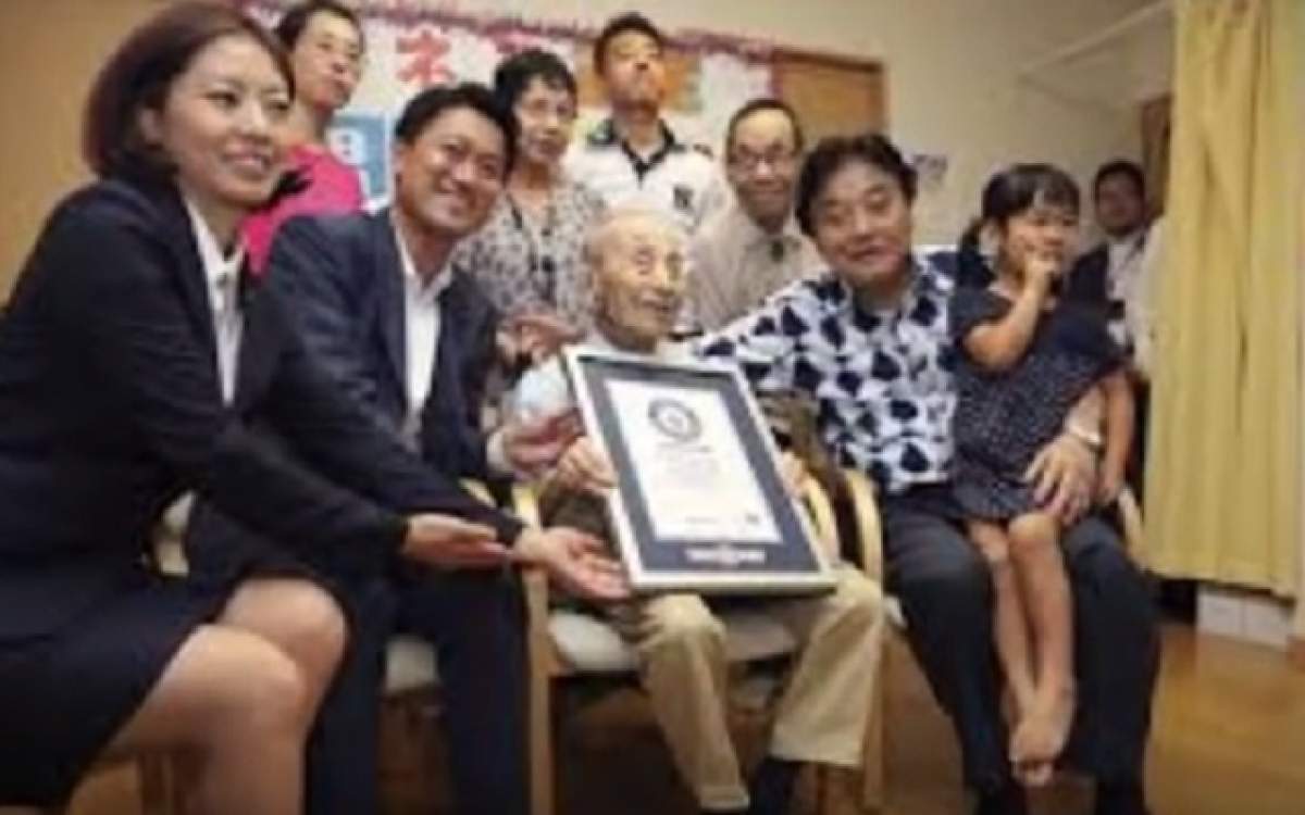 VIDEO / Cum arată cel mai vârstnic om din lume! Este japonez şi are 112 ani