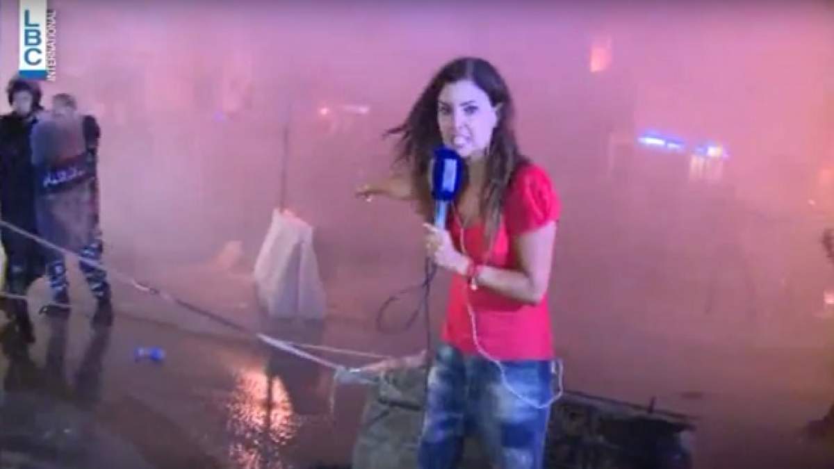 VIDEO/ Incredibil! Ce a păţit o jurnalistă în timpul unei transmisiuni în direct!