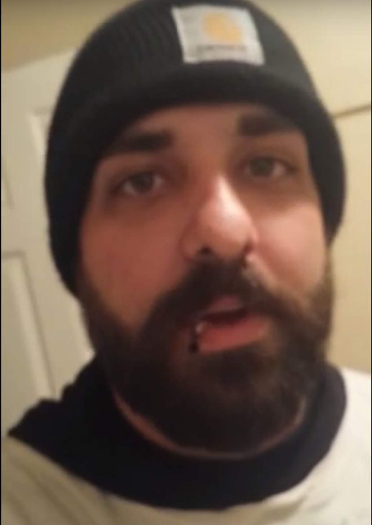 VIDEO /  A vrut să se spele pe dinţi şi a avut un şoc de proporţii! În ce s-a transformat apa de la robinet din casa unui bărbat