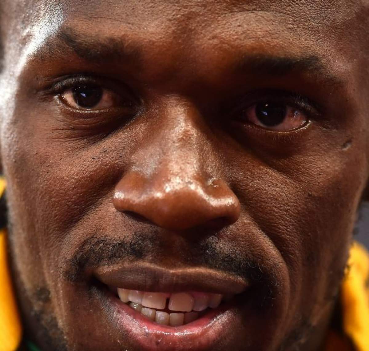 VIDEO / Cel mai rapid om din lume, dărâmat din picioare de un cameraman! Ce a păţit Usain Bolt la CM de la Beijing