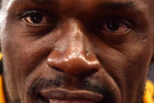 VIDEO / Cel mai rapid om din lume, dărâmat din picioare de un cameraman! Ce a păţit Usain Bolt la CM de la Beijing