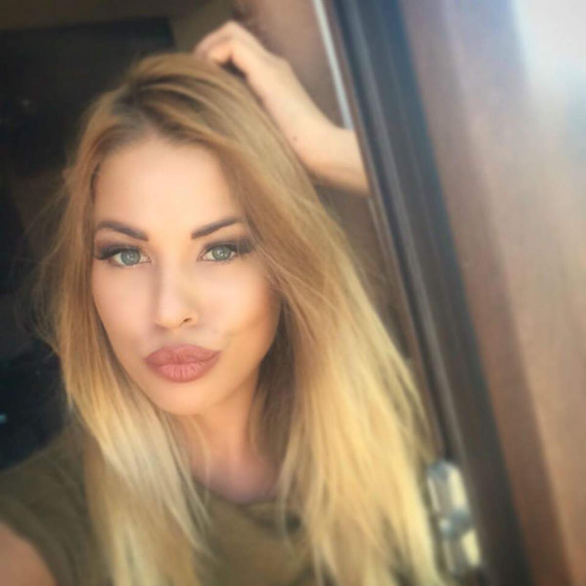 Roxana Nemeş, în braţele unui brunet misterios! Cine este bărbatul care a făcut-o să zâmbească?