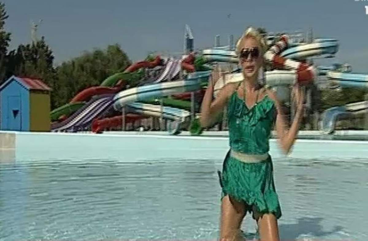 Imagini de senzaţie cu Rocsana Marcu la piscină, în timpul emisiunii "Star Matinal". Fără sutien, a intrat în apă, iar ce a lăsat la vedere E HOT, HOT, HOT