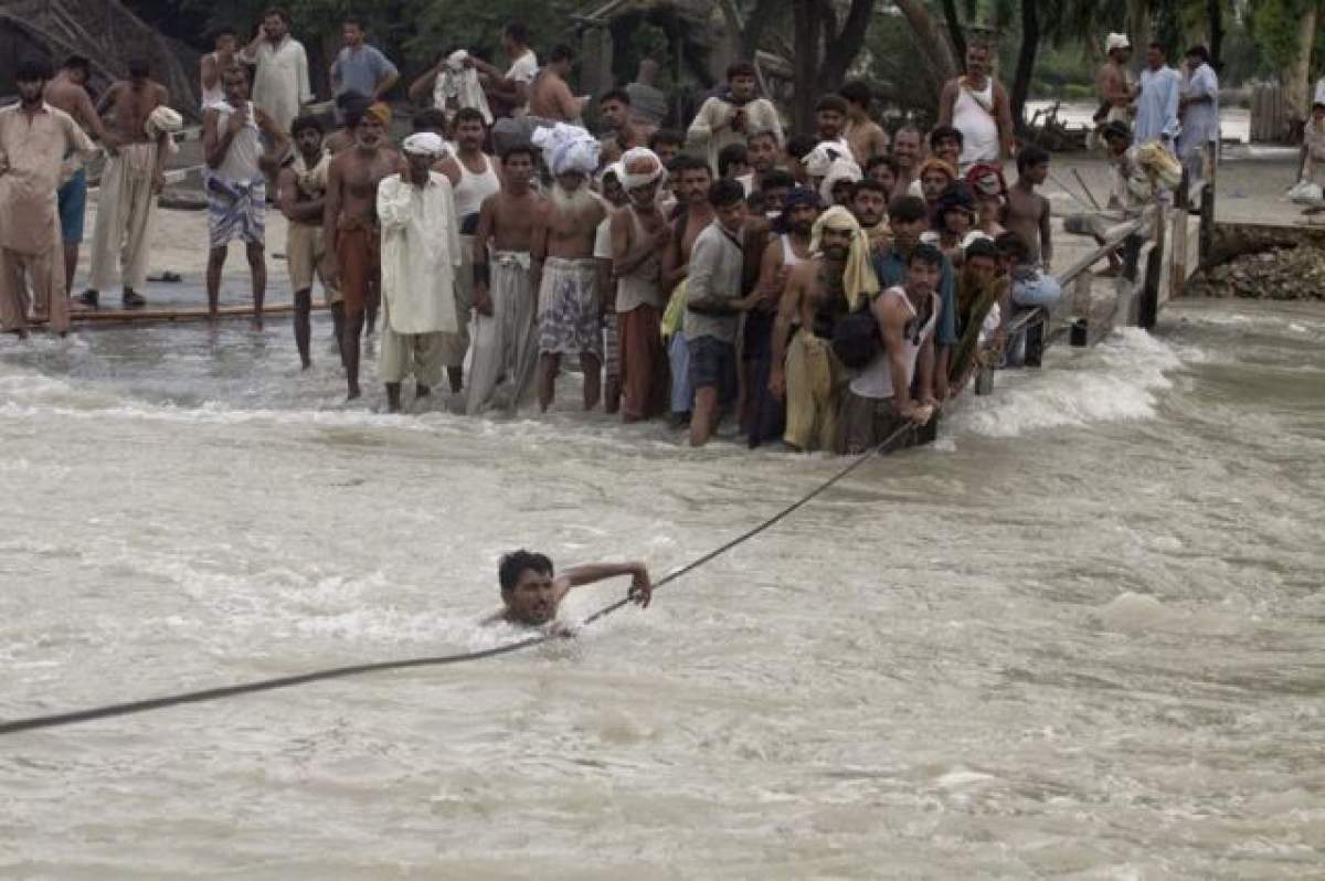 FOTO & VIDEO / Peste 100 de persoane au murit în India din cauza ploilor și a inundațiilor din ultima săptămână