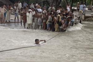 FOTO & VIDEO / Peste 100 de persoane au murit în India din cauza ploilor și a inundațiilor din ultima săptămână