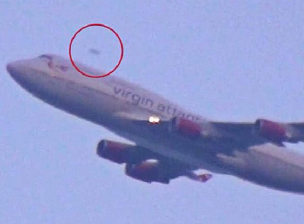 VIDEO / Obiect zburător neidentificat, surprins deasupra unui avion! Ce credeţi că este în imagine?